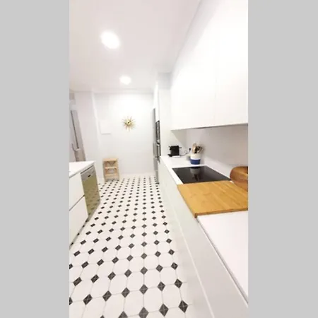 Lovely Zurriola Beach Apartment. Gros. Сан-Себастьян