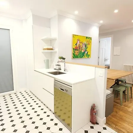 Lovely Zurriola Beach Apartment. Gros. *